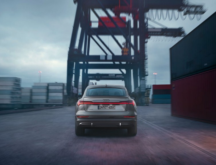 Ngắm nhìn Audi e-tron S line phiên bản màu đen