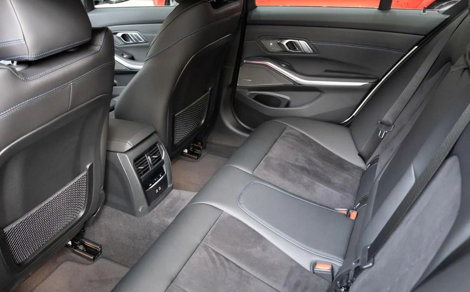 Đánh Giá Chi Tiết BMW 320i M Sport 2025: Đậm Chất Thể Thao, Bứt Phá Mọi Giới Hạn