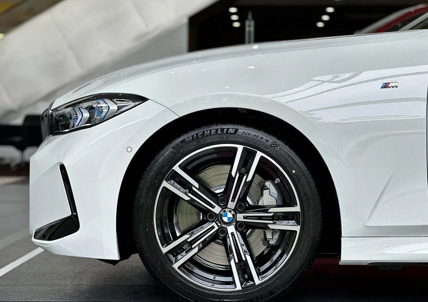 Đánh Giá Chi Tiết BMW 320i M Sport 2025: Đậm Chất Thể Thao, Bứt Phá Mọi Giới Hạn