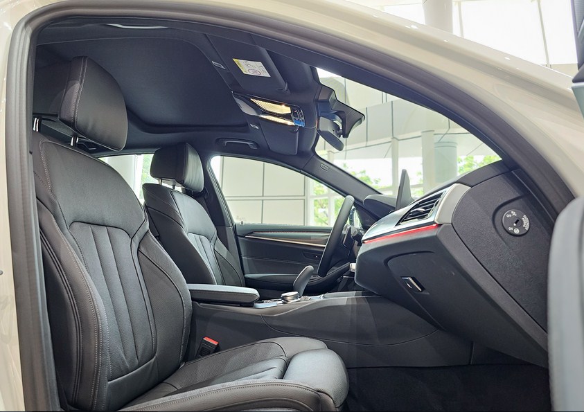 Đánh Giá Chi Tiết BMW 530i M Sport 2025: Hiệu Suất Vượt Trội Trong Diện Mạo Thể Thao