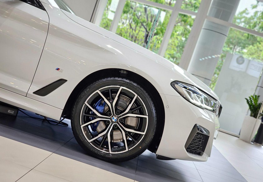 Đánh Giá Chi Tiết BMW 530i M Sport 2025: Hiệu Suất Vượt Trội Trong Diện Mạo Thể Thao
