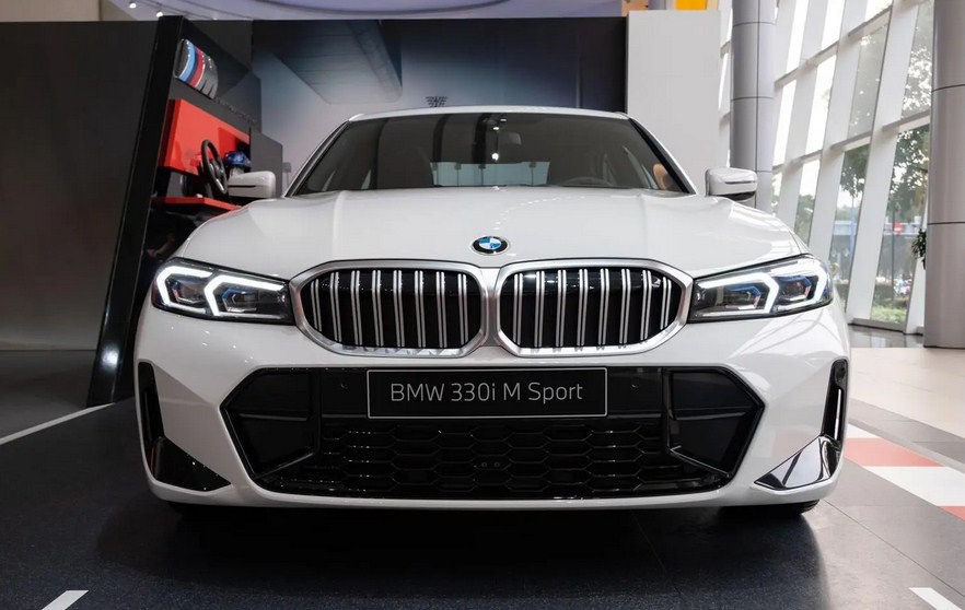 Đánh giá chi tiết BMW 330i M Sport 2025: Mãnh Thú Đường Phố, Đỉnh Cao Cảm Xúc Lái