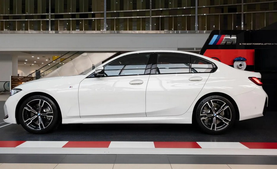 Đánh giá chi tiết BMW 330i M Sport 2025: Mãnh Thú Đường Phố, Đỉnh Cao Cảm Xúc Lái
